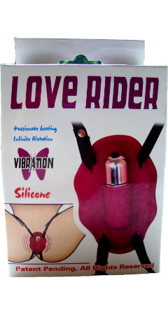 Love Rider jest wyjątkowym łechtaczkowym wibratorem dla każdej kobiety chcącej zwiększyć swoją rozkosz. Wibrator montuje się na regulowanych paskach wokół ud, dzięki temu może być stosowany zarówno przez kobiety smukłe, jak i te pulchniejsze. Posiada wiele trybów wibracji. Rozmiar 100 mm x 65 mm x 32mm.