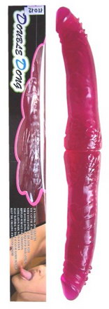Podwjny sztuczny penis  w kolorze malinowym lub cielistym, o naturalnym ksztacie, o gruboci 3,80 cm i dugoci 38 cm.